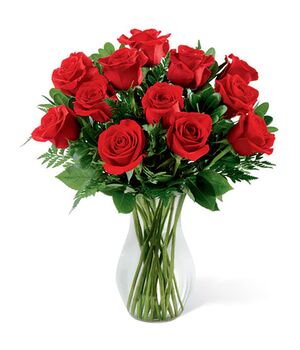 12 Pecs Red Roses in Glass Vase