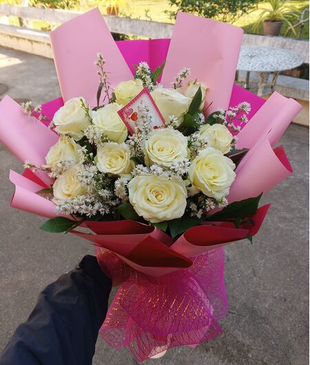 one dozen white roses bouquet to vietnam