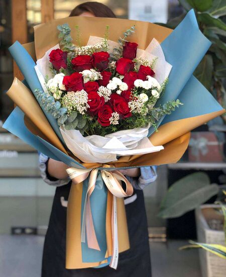 two dozen red roses in vietnam